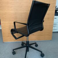 Fauteuil de marque Alias  modèle RollingFrame. Pivotant, hauteur réglable, structure en aluminium, assise et dossier en simili cuir noir, piètement à 5 branches avec roulettes.
73 x 73 x 88–98 cm.
Localisation : 6 rue Duret - 75116 Paris. – Image 2