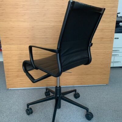 Fauteuil de marque Alias  modèle RollingFrame. Pivotant, hauteur réglable, structure en aluminium, assise et dossier en simili cuir noir, piètement à 5 branches avec roulettes.
73 x 73 x 88–98 cm.
Localisation : 6 rue Duret – 75116 Paris.