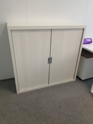 Armoire basse métallique à rideau coulissant.
6 unités, vendu avec faculté de réunion.
112 x 120 x 45 cm.
Localisation : 6 rue Duret - 75116 Paris.
(ES, RDC haut, 2-60, 2-46 [ lot 2051 ], 5e Gauche.)