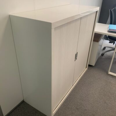 Armoire basse métallique à rideau coulissant.
6 unités, vendu avec faculté de réunion.
112 x 120 x 45 cm.
Localisation : 6 rue Duret – 75116 Paris.
(ES, RDC haut, 2-60, 2-46 [ lot 2051 ], 5e Gauche.)