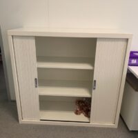 Armoire basse métallique à rideau coulissant.
6 unités, vendu avec faculté de réunion.
112 x 120 x 45 cm.
Localisation : 6 rue Duret - 75116 Paris.
(ES, RDC haut, 2-60, 2-46 [ lot 2051 ], 5e Gauche.) – Image 3