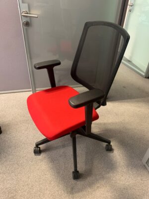 Fauteuil de bureau sur roulettes, assise en tissu rouge, dossier en résille noire.
33 unités, vendu avec faculté de réunion.
100 x 65 x 55 cm.
Localisation : 6 rue Duret - 75116 Paris.
(ES 14., ES 6., ES Open Sp. 3., 1-41., 1-42., 1-30., 2-53., 2-56., 2-57., 2-47., 5 Open Sp. 2., 2-43., 2 basg. 2., 2-64., 2-62., 2-69., 3-95., 3-93., 3-80., 3-79., 3-84., 3-74., 3-71B.)