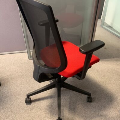 Fauteuil de bureau sur roulettes, assise en tissu rouge, dossier en résille noire.
33 unités, vendu avec faculté de réunion.
100 x 65 x 55 cm.
Localisation : 6 rue Duret – 75116 Paris.
(ES 14., ES 6., ES Open Sp. 3., 1-41., 1-42., 1-30., 2-53., 2-56., 2-57., 2-47., 5 Open Sp. 2., 2-43., 2 basg. 2., 2-64., 2-62., 2-69., 3-95., 3-93., 3-80., 3-79., 3-84., 3-74., 3-71B.)