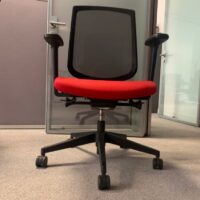 Fauteuil de bureau sur roulettes, assise en tissu rouge, dossier en résille noire.
33 unités, vendu avec faculté de réunion.
100 x 65 x 55 cm.
Localisation : 6 rue Duret - 75116 Paris.
(ES 14., ES 6., ES Open Sp. 3., 1-41., 1-42., 1-30., 2-53., 2-56., 2-57., 2-47., 5 Open Sp. 2., 2-43., 2 basg. 2., 2-64., 2-62., 2-69., 3-95., 3-93., 3-80., 3-79., 3-84., 3-74., 3-71B.) – Image 3