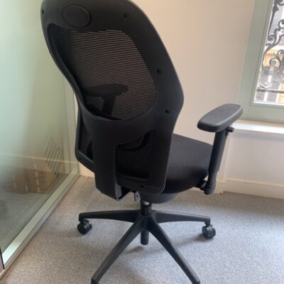 Fauteuil de bureau, assise en tissu noir, dossier en résille noire.
11 unités, vendu avec faculté de réunion.
100 x 60 x 55 cm.
Localisation : 6 rue Duret – 75116 Paris.
(ES 14., 1-35., 1-30., 2-53., 2-52., 2-48., ES Open Sp., 3-71A.)
