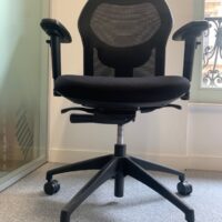 Fauteuil de bureau, assise en tissu noir, dossier en résille noire.
11 unités, vendu avec faculté de réunion.
100 x 60 x 55 cm.
Localisation : 6 rue Duret - 75116 Paris.
(ES 14., 1-35., 1-30., 2-53., 2-52., 2-48., ES Open Sp., 3-71A.) – Image 3