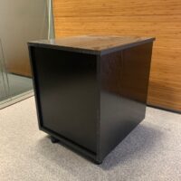 Caisson sur roulettes, bois noir ou blanc, 3 tiroirs.
8 unités.
55 x 50 x 42 cm.
Localisation : 6 rue Duret - 75116 Paris.
(ES 9., 1-41., 1-36., 1-31., 2 Open Sp. 2., 3-75., 3-71A.) – Image 2