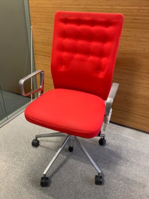 Fauteuil de bureau de marque Vitra, modèle ID Trim, design Antonio Citterio, assise en tissu, dossier structuré, piètement à roulettes. Deux coloris rouge ou gris
7 unités.
110 x 60 x 55 cm.
Localisation : 6 rue Duret - 75116 Paris.
(ES 9., 1-38., 2-53., 2-68., 3-91., 3-95., 3-76.)