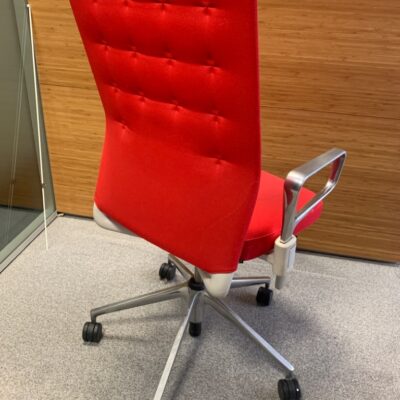 Fauteuil de bureau de marque Vitra, modèle ID Trim, design Antonio Citterio, assise en tissu, dossier structuré, piètement à roulettes. Deux coloris rouge ou gris
7 unités.
110 x 60 x 55 cm.
Localisation : 6 rue Duret – 75116 Paris.
(ES 9., 1-38., 2-53., 2-68., 3-91., 3-95., 3-76.)