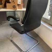 Fauteuil en simili cuir, piétement luge en métal.
105 x 60 x 60 cm.
Localisation : 6 rue Duret - 75116 Paris.
(ES 13.) – Image 2