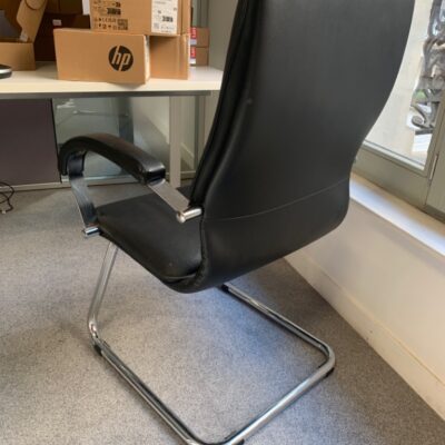 Fauteuil en simili cuir, piétement luge en métal.
105 x 60 x 60 cm.
Localisation : 6 rue Duret – 75116 Paris.
(ES 13.)