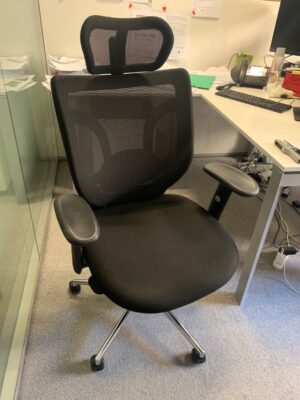 Fauteuil de bureau  de marque Ergo King, assise en tissu noir, dossier en résille noire, piétement à roulettes.
4 Unités, vendu avec faculté de réunion.
Localisation : 6 rue Duret - 75116 Paris.
(ES., 2 Bas G., 2-65.)