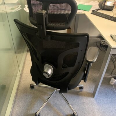 Fauteuil de bureau  de marque Ergo King, assise en tissu noir, dossier en résille noire, piétement à roulettes.
4 Unités, vendu avec faculté de réunion.
Localisation : 6 rue Duret – 75116 Paris.
(ES., 2 Bas G., 2-65.)