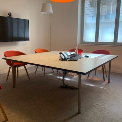 Table de réunion, plateau en bois blanc, piétement en métal.
72 x 200 x 200 cm.
Localisation : 6 rue Duret – 75116 Paris.
(RDC Salle Bordeaux.)