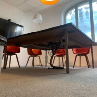 Table de réunion, plateau en bois blanc, piétement en métal.
72 x 200 x 200 cm.
Localisation : 6 rue Duret - 75116 Paris.
(RDC Salle Bordeaux.) – Image 4
