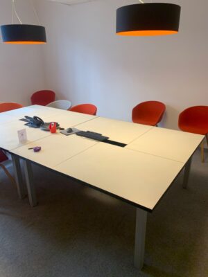 Table de réunion, plateau carré en bois beige, piétement en métal.
2 unités, vendu avec faculté de réunion.
72 x 160 x 160 cm.
Localisation : 6 rue Duret - 75116 Paris.
(RDC Salle Lille.)