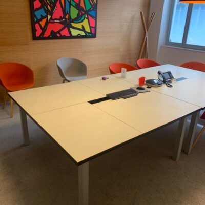 Table de réunion, plateau carré en bois beige, piétement en métal.
2 unités, vendu avec faculté de réunion.
72 x 160 x 160 cm.
Localisation : 6 rue Duret – 75116 Paris.
(RDC Salle Lille.)