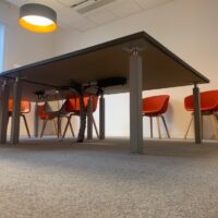 Table de réunion, plateau carré en bois beige, piétement en métal.
2 unités, vendu avec faculté de réunion.
72 x 160 x 160 cm.
Localisation : 6 rue Duret - 75116 Paris.
(RDC Salle Lille.) – Image 3