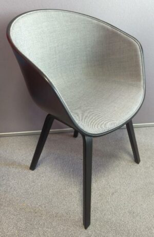 Fauteuil design Hee Welling modèle About A Chair édition Hay, coque en polypropylène noire, intérieur en tissu chiné gris clair (certains avec taches). 4 unités. Vendu à l'unité avec faculté de réunion. Localisation : 6 rue Duret - 75116 Paris : 2-57, 2-47, 2-61