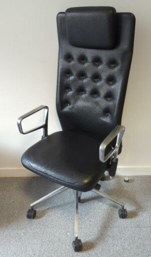 Fauteuil de direction pivotant ajustable design Antonio Citterio modèle ID Trim édition Vitra, structure en aluminium, garniture en cuir noir, dossier capitonné avec support lombaire intégré et têtière, piètement en étoile à 5 branches sur roulettes. 132 x 60 x 65 cm. 4 unités. Vendu à l'unité avec faculté de réunion. Localisation : 6 rue Duret - 75116 Paris : 2-47, 2-66, 3-82, 3-75