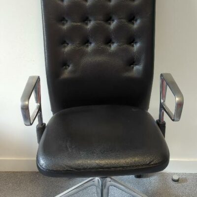 Fauteuil de direction pivotant ajustable design Antonio Citterio modèle ID Trim édition Vitra, structure en aluminium, garniture en cuir noir, dossier capitonné avec support lombaire intégré et têtière, piètement en étoile à 5 branches sur roulettes. 132 x 60 x 65 cm. 4 unités. Vendu à l’unité avec faculté de réunion. Localisation : 6 rue Duret – 75116 Paris : 2-47, 2-66, 3-82, 3-75