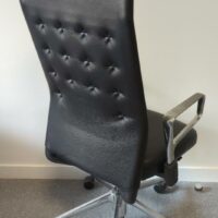 Fauteuil de direction pivotant ajustable design Antonio Citterio modèle ID Trim édition Vitra, structure en aluminium, garniture en cuir noir, dossier capitonné avec support lombaire intégré et têtière, piètement en étoile à 5 branches sur roulettes. 132 x 60 x 65 cm. 4 unités. Vendu à l'unité avec faculté de réunion. Localisation : 6 rue Duret - 75116 Paris : 2-47, 2-66, 3-82, 3-75 – Image 3