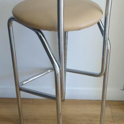 Tabouret haut en acier chromé, galette d’assise en cuir beige. 95 x 40 x 43 cm. 3 unités. Vendu à l’unité avec faculté de réunion. Localisation : 6 rue Duret – 75116 Paris : 5eme