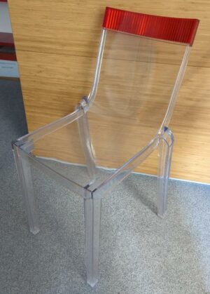 Paire de chaises design Philippe Starck modèle Hi Cut édition Kartell en plexiglas transparent et rouge. 84 x 46 x 54 cm Localisation : 6 rue Duret - 75116 Paris : 2-48