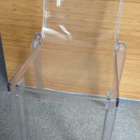 Paire de chaises design Philippe Starck modèle Hi Cut édition Kartell en plexiglas transparent et rouge. 84 x 46 x 54 cm Localisation : 6 rue Duret - 75116 Paris : 2-48 – Image 3