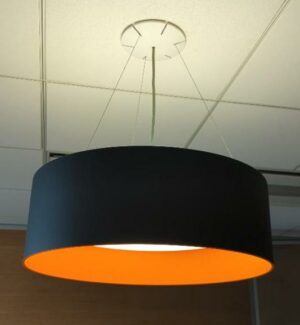 Suspension lumineuse ronde bicolore, abat-jour en plastique noir et orange avec diffuseur opaque, suspendu par trois filins. 17 unités. Vendu à l'unité avec faculté de réunion. Localisation : 6 rue Duret - 75116 Paris : rdc, rdc haut