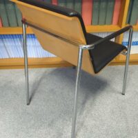 Fauteuil visiteur de marque Klober, structure en acier chromé, coque en bois stratifié clair, assise dossier et accoudoirs en cuir noir. 86 x 55 x 67 cm. 5 unités. Vendu à l'unité avec faculté de réunion. Localisation : 6 rue Duret - 75116 Paris : bibliothèque -2, 2-50 – Image 2