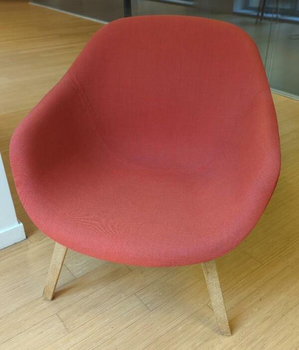 Fauteuil design Hee Welling modèle About A Lounge édition Hay recouvert de tissu rouge, piètement en bois naturel. 80 x 76 x 55 cm. 5 unités.Vendu à l'unité avec faculté de réunion. Localisation : 6 rue Duret - 75116 Paris : rdc, rdc haut , 1-42, 2eme bas