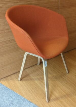 Fauteuil design Hee Welling modèle About A Chair édition Hay, structure en bois naturel, garniture en tissu orange. 80 x 59 x 50 cm. 28 unités. Vendu à 'unité avec faculté de réunion.  6 rue Duret - 75116 Paris : bibliothèque -2, es13, rdc, rdc haut, 1-25, 1-18, 3-95, 3-83