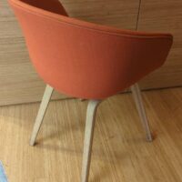Fauteuil design Hee Welling modèle About A Chair édition Hay, structure en bois naturel, garniture en tissu orange. 80 x 59 x 50 cm. 26 unités. Vendu à 'unité avec faculté de réunion.  6 rue Duret - 75116 Paris : bibliothèque -2, es13, rdc, rdc haut, 1-25, 1-18, 3-95, 3-83 – Image 3