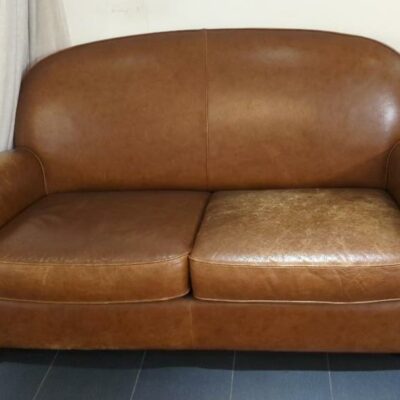 Canapé club en cuir marron, coussins d’assise amovibles, pieds en bois. 92 x 174 x 96 cm. (usures). 2 unités.Vendu à l’unité avec faculté de réunion. Localisation : 6 rue Duret – 75116 Paris : -1 sam