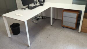Bureau de direction, avec retour, plateau en verre fumé blanc avec trappe passe câble, piètement en acier laqué blanc. Dim bureau : 73 x 180 x 80 cm. 13 unités. Vendu à l'unité avec faculté de réunion. Localisation : es5, es13, 1-40, 1-36, 1-38, 1-28, 2-49, 2-68, 2-64, 2-62, ,3-89, 3-87, 3-81, 3-77.
Dim retour : 73 x 100 x 60 cm. 13 unités. Localisation : Es 5, 1-36, 1-38, 1-28, 2-49, 2-68, 2-64, 2-62, ,3-89, 3-87, 3-81, 3-77, 516.  6 rue Duret - 75116 Paris :
