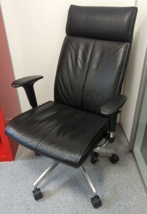 Fauteuil de direction pivotant ajustable sur roulettes de marque Seriway en cuir noir. 120 x 70 x 55 cm. 16 unités. Vendu à l'unité avec faculté de réunion. Localisation : 6 rue Duret - 75116 Paris : Es5, es3, es10, es80, 1-40, 1-34, 2-55, 2-50, 2-59, 2-60, 2-64, 3-80, 3-77, 3-83, 518, 520