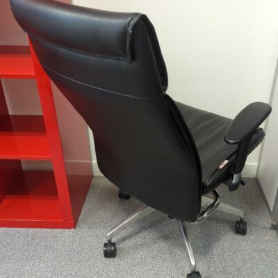 Fauteuil de direction pivotant ajustable sur roulettes de marque Seriway en cuir noir. 120 x 70 x 55 cm. 16 unités. Vendu à l’unité avec faculté de réunion. Localisation : 6 rue Duret – 75116 Paris : Es5, es3, es10, es80, 1-40, 1-34, 2-55, 2-50, 2-59, 2-60, 2-64, 3-80, 3-77, 3-83, 518, 520