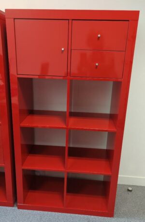 Bibliothèque en bois laqué rouge brillant à 8 compartiments dont un ouvrant par une porte et un ouvrant par deux tiroirs, diverses configurations.. 150 x 80 x 40 cm. 16 unités. Vendu à l'unité avec faculté de réunion. Localisation : 6 rue Duret - 75116 Paris : es5, 1-34, 1-31, 1-16, 2-53, 2-48, 2-47, 2-61, 2-68, 3-95, 3-85