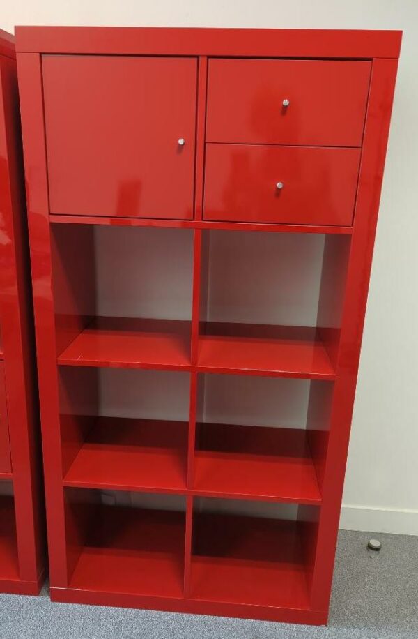 Bibliothèque en bois laqué rouge brillant à 8 compartiments dont un ouvrant par une porte et un ouvrant par deux tiroirs, diverses configurations.. 150 x 80 x 40 cm. 16 unités. Vendu à l'unité avec faculté de réunion. Localisation : 6 rue Duret - 75116 Paris : es5, 1-34, 1-31, 1-16, 2-53, 2-48, 2-47, 2-61, 2-68, 3-95, 3-85