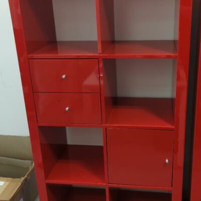 Bibliothèque en bois laqué rouge brillant à 8 compartiments dont un ouvrant par une porte et un ouvrant par deux tiroirs, diverses configurations.. 150 x 80 x 40 cm. 16 unités. Vendu à l’unité avec faculté de réunion. Localisation : 6 rue Duret – 75116 Paris : es5, 1-34, 1-31, 1-16, 2-53, 2-48, 2-47, 2-61, 2-68, 3-95, 3-85