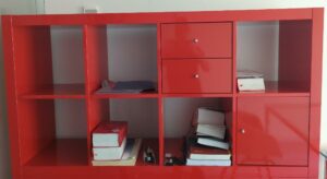 Bibliothèque en bois laqué rouge brillant à 8 compartiments dont un ouvrant par une porte et un ouvrant par deux tiroirs, diverses configurations.  79 x 150 x 39 cm. 17 unités. Vendu à l'unité avec faculté de réunion. Localisation : 6 rue Duret - 75116 Paris : es, 1-39, 1-21, 2-54, 2-50, 2-56, 2-59, 2-66, 2-64, 3-86, 3-78, 3-77