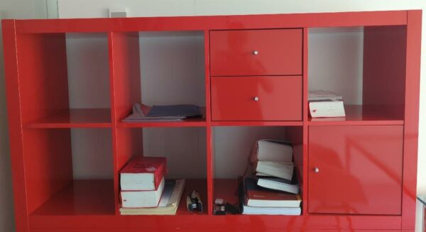 Bibliothèque en bois laqué rouge brillant à 8 compartiments dont un ouvrant par une porte et un ouvrant par deux tiroirs, diverses configurations.  79 x 150 x 39 cm. 17 unités. Vendu à l'unité avec faculté de réunion. Localisation : 6 rue Duret - 75116 Paris : es, 1-39, 1-21, 2-54, 2-50, 2-56, 2-59, 2-66, 2-64, 3-86, 3-78, 3-77