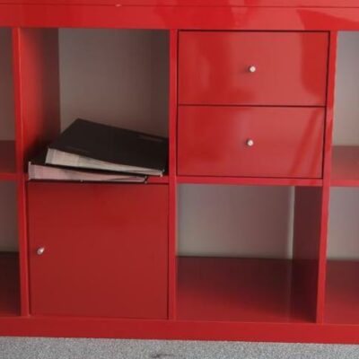 Bibliothèque en bois laqué rouge brillant à 8 compartiments dont un ouvrant par une porte et un ouvrant par deux tiroirs, diverses configurations.  79 x 150 x 39 cm. 17 unités. Vendu à l’unité avec faculté de réunion. Localisation : 6 rue Duret – 75116 Paris : es, 1-39, 1-21, 2-54, 2-50, 2-56, 2-59, 2-66, 2-64, 3-86, 3-78, 3-77