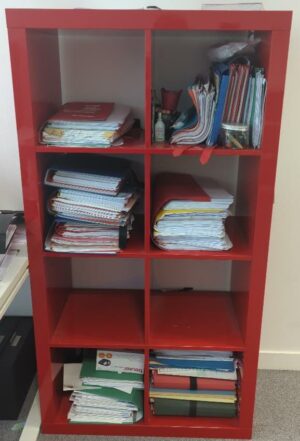 Meuble bibliothèque en bois laqué brillant rouge à 8 compartiments. 150 x 79 x 39 cm. 35 unités. Vendu à l'unité avec faculté de réunion. Localisation : 6 rue Duret - 75116 Paris : es 15, es14, es12, 1er, 1-35, 1-38, 1-27, 1-28, 1-29, 1-24, 1-31, 1-20, 1-18, 1-16, 2-51, 2-52, 2-55, 2-59, 2-68, 2-61, 3-76, 3-75