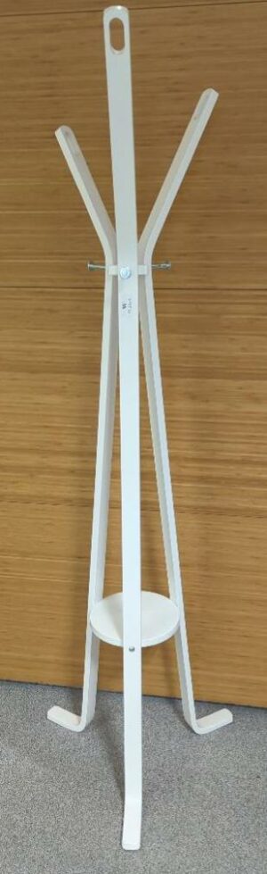 Porte manteau à 3 branches en bois blanc. Hauteur 180 cm. 19 unités. Vendu à l'unité avec faculté de réunion. Localisation : 6 rue Duret - 75116 Paris : es, 1er, 2eme , 3eme