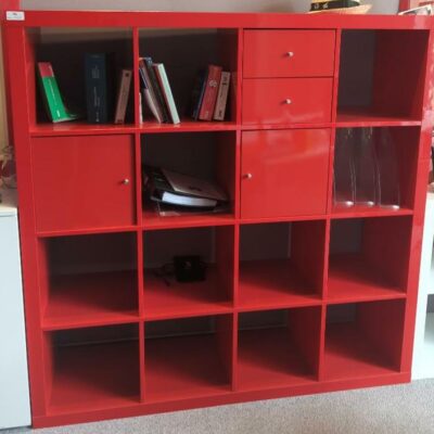 Meuble bibliothèque en bois laqué rouge brillant à 16 compartiments, différentes configurations. 149 x 149 x 39 cm. 15 unités. Vendu à l’unité avec faculté de réunion. Localisation : 6 rue Duret – 75116 Paris : es, 1-29, 2-65, 2-61, 3-86, 3-94, 3-85, 3-84, 512, 520