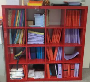 Meuble bibliothèque en bois laqué rouge brillant à 16 compartiments, différentes configurations. 149 x 149 x 39 cm. 15 unités. Vendu à l'unité avec faculté de réunion. Localisation : 6 rue Duret - 75116 Paris : es, 1-29, 2-65, 2-61, 3-86, 3-94, 3-85, 3-84, 512, 520
