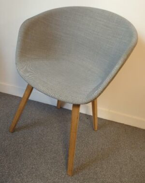 Fauteuil design Hee wheeling modèle about A Chair édition Hay recouvert de tissu chiné gris clair, piétement en bois naturel. 80 x 59 x 46 cm. (taches). 19 unités. Vendu à l'unité avec faculté de réunion. Localisation : 6 rue Duret - 75116 Paris : es10, rdc, R.0, 3-76, 3-75