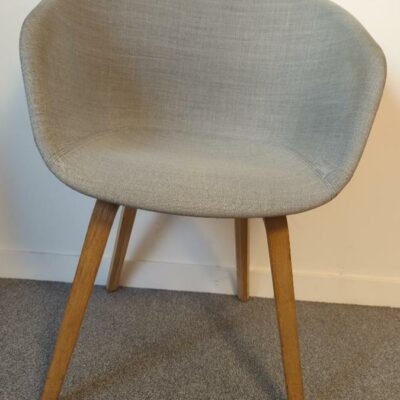 Fauteuil design Hee wheeling modèle about A Chair édition Hay recouvert de tissu chiné gris clair, piétement en bois naturel. 80 x 59 x 46 cm. (taches). 19 unités. Vendu à l’unité avec faculté de réunion. Localisation : 6 rue Duret – 75116 Paris : es10, rdc, R.0, 3-76, 3-75